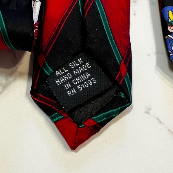 Silk Tie nutcracker - Picture 4 of 5